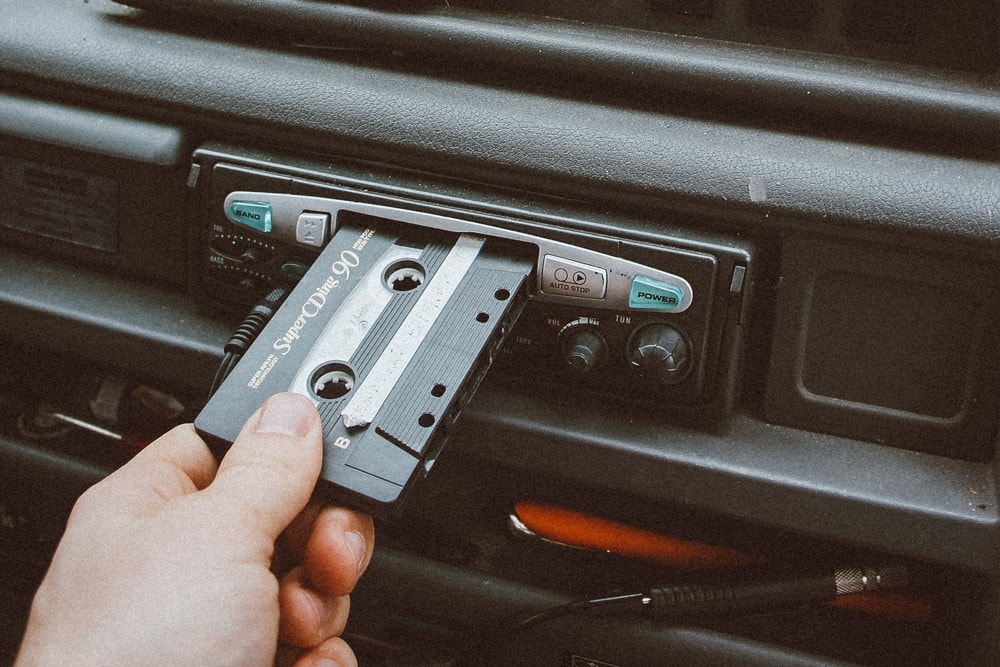 Audiokassette im Auto: Die Geschichte der Audiokassette bei MEDIAFIX.