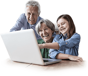 Großeltern und Enkel freuen sich über digitalisierte Erinnerungen
